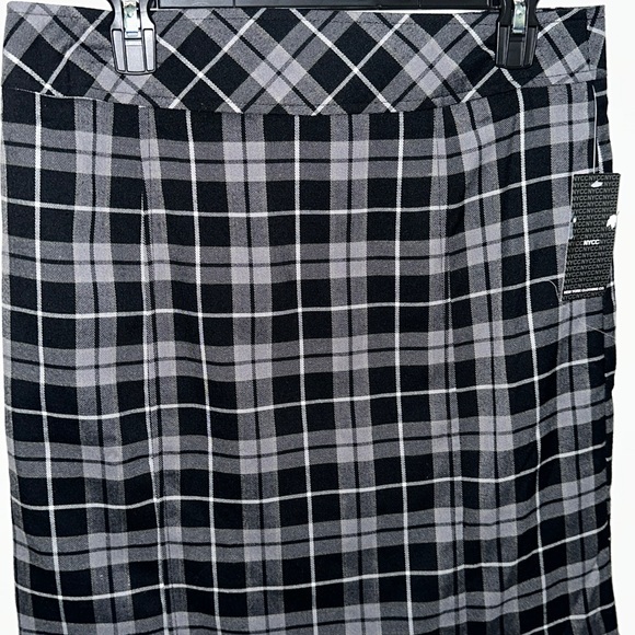 NYCC || Black & Gray Plaid Skirt. Sz. 8 - Picture 2 of 8